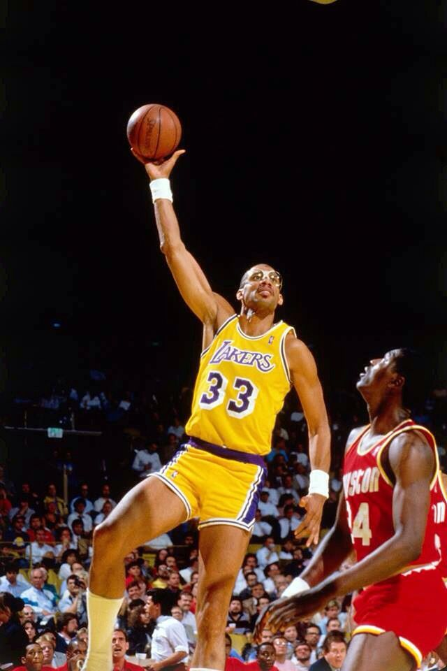 What does Magic Johnson's baby skyhook have to do with leadership development?
